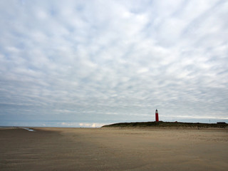 Fototapeta na wymiar Texel: Menschenleerer Strand an der Nordspitze der Insel, Leuchtturm