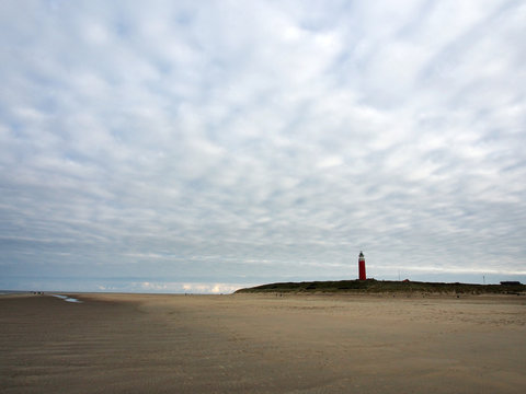 Texel: Menschenleerer Strand an der Nordspitze der Insel, Leuchtturm
