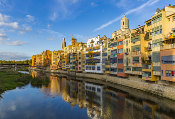 Fototapeta na wymiar Colorful houses on the banks of the Onyar river in Girona