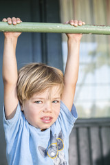 Portrait hübscher blonder Junge draussen