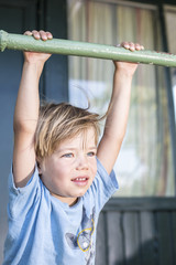 Portrait hübscher blonder Junge draussen