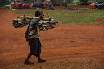 Trasporto legna a Kakku