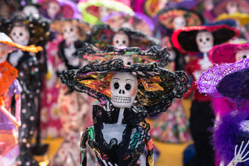 La elegancia de las catrinas en la calle.