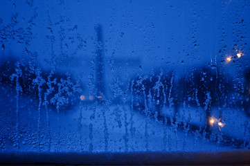 Eis und Schneeflocken auf der Fensterscheibe