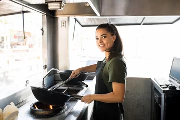 Crédence de cuisine en verre imprimé Cuisinier Femme cuisinant dans un food truck