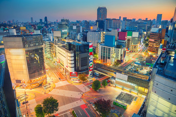 Obraz premium Tokio. Pejzaż miejski Shibuya skrzyżowanie w Tokio, Japonia podczas wschodu słońca.