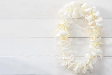 Cercles muraux Frangipanier White Plumeria Flower lei garland flat lay on natural white pine wood background for Hawaii Lei day concept