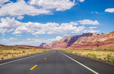 Crédence de cuisine en verre imprimé Route 66 Route pittoresque en Arizona. falaises de pierre rouge et ciel bleu