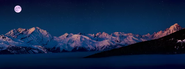  Het schilderachtige landschap van de panoramazonsondergang van het bereik van Crans-Montana in de bergen van de Zwitserse Alpen met piek op de achtergrond, Crans Montana, Zwitserland. © Gorilla