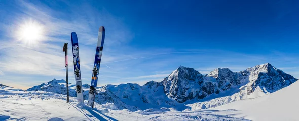 Fototapeten Skifahren in der Wintersaison, Berge und Skitourenausrüstung auf den schneebedeckten Bergen an sonnigen Tagen. Südtirol, Sulden in Italien. © Gorilla