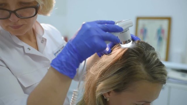Trichoscopy is a method of examining hair using a special device - a trichoscope.