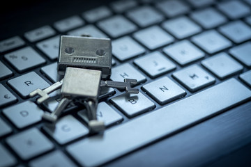 Roboter auf Tastatur, Methapher für Chatbot / Socialbot, Algorithmen und künstliche Intelligenz