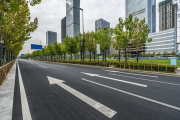 Obraz premium asphalt road through the modern city skyline