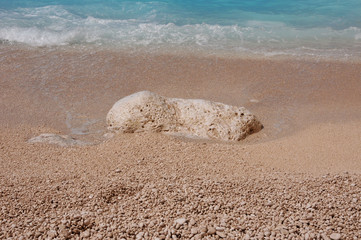 Fototapeta na wymiar white sand and stone with waves sea