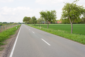 Landstraße im ländlichen Raum