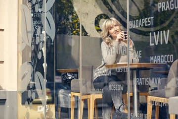 Naklejka premium Portrait of a happy woman thinking and looking away