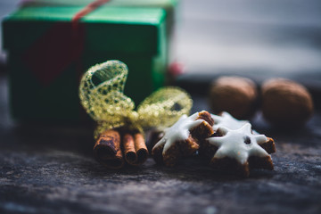 Weihnachtsstimmung mit Geschenken und Gewürzen