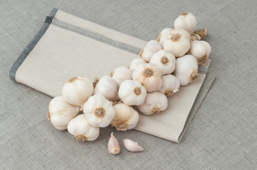 Knoblauchzopf auf Küchentuch