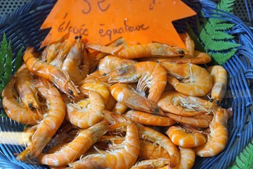 Naklejka premium krevetten auf einem Markt in Frankreich