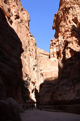 Wanderer in der Schlucht von Petra in Jordanien 