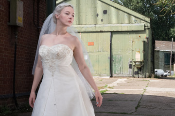 Obraz premium Young bride in the urban decay environment of Platt's Eyot Island in Hampshire UK