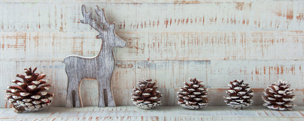 Weihnachten - Holzhintergrund mit Tannenzweigen, Tannenbaum und Rentier