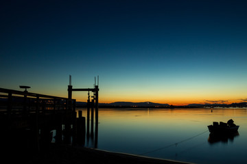 Obraz premium Stimmungsvolles Licht nach dem Sonnenuntergang auf Sidney Island, Vancouver Island, British Columbia, Kanada.