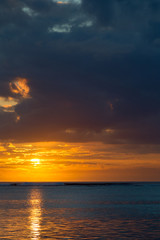 Naklejka na ściany i meble Sonnenuntergang am Strand in Le Morne, Mauritius, Afrika.
