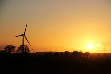 Fototapeta na wymiar romantischer Sonnenuntergang mit einer Windmühle