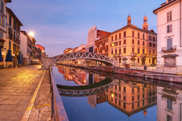 Obraz premium Most na kanale Naviglio Grande w porannej niebieskiej godzinie, Mediolan, Lombardia, Włochy