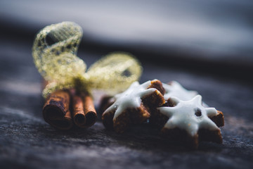Weihnachtsstimmung mit Gewürzen auf verwittertem Holz