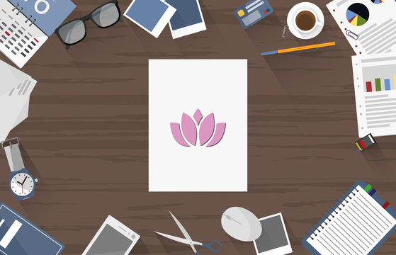 Lotus Blume - Dokument auf Schreibtisch