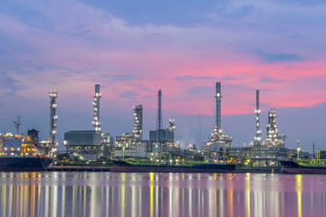 Obraz na płótnie Canvas Oil refinery along the river at the early morning.