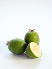 guava isolata in luce naturale