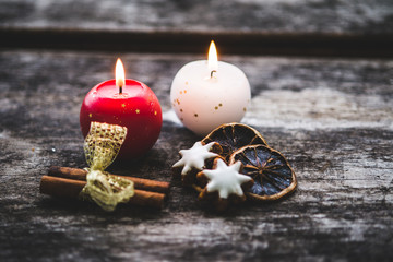 Weihnachtsstimmung mit Kerzen auf verwittertem Holz