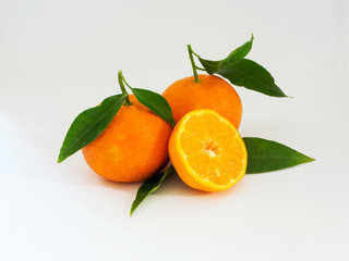 clementine su sfondo bianco con luce naturale