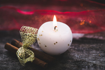Obraz na płótnie Canvas Weihnachtsstimmung mit Kerzen auf verwittertem Holz