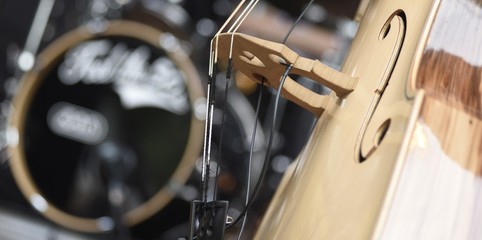 Kontrabass auf Bühne mit Bühnenlicht