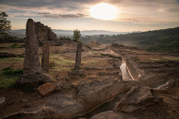 Antike Mühlenruinen und Thermalwasserkanäle in der Toskana