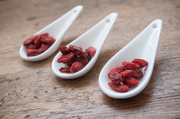 Baies de Goji sur table en bois