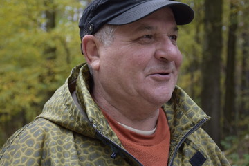 пожилой кавказский мужчина в лесу на прогулке © sashasandro