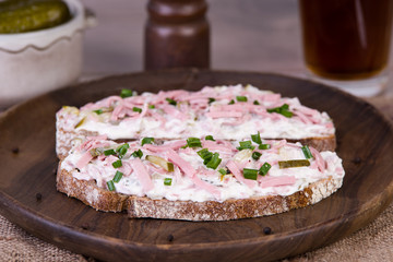 Brot mit Fleischsalat