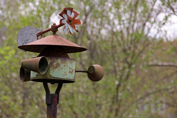 Kleine Windmühle in einem Garten