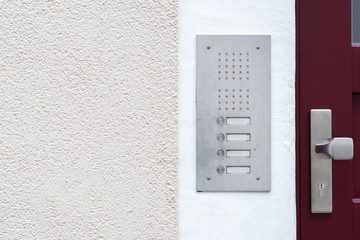 Haustürklingel mit Gegensprechanlage an einer Hauswand 