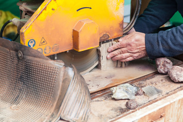 Cleaning saw before cutting semiprecious agate stone