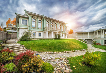 Дом о семи окнах The house is about seven windows