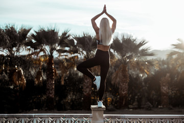 Frau Dehnt sich Yoga