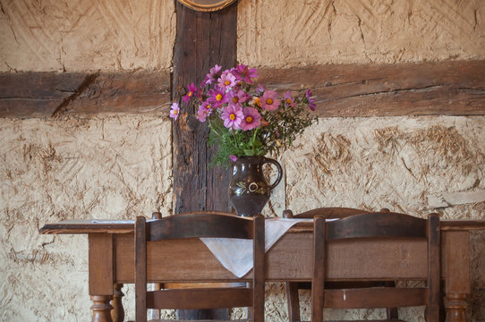bouquet de fleur sur une table dans une maison traditionnelle alsacienne avec mur en torchi