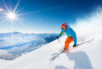 Keuken foto achterwand Wintersport Skiër skiën bergafwaarts in hoge bergen