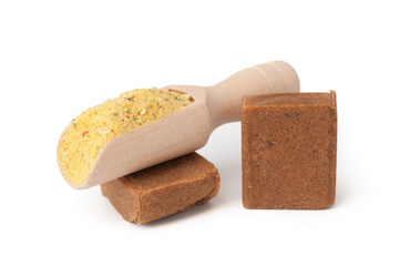 Brühwürfel und Pulver